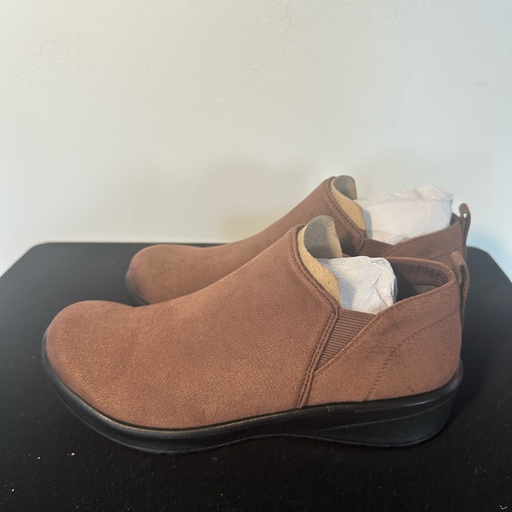 Bzees Ladies Get Along brown Slip-On Loafers